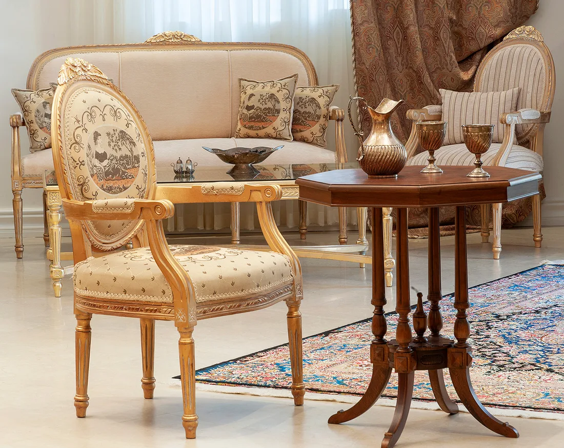 مبل و میز عسلی کلاسیک روی فرش دستباف